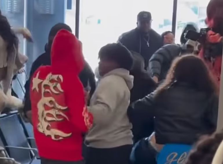 Las autoridades no pudieron precisar el origen de la pelea en el aeropuerto de Atlanta y tampoco registraron detenidos. Las autoridades no pudieron precisar el origen de la pelea en el aeropuerto de Atlanta y tampoco registraron detenidos.