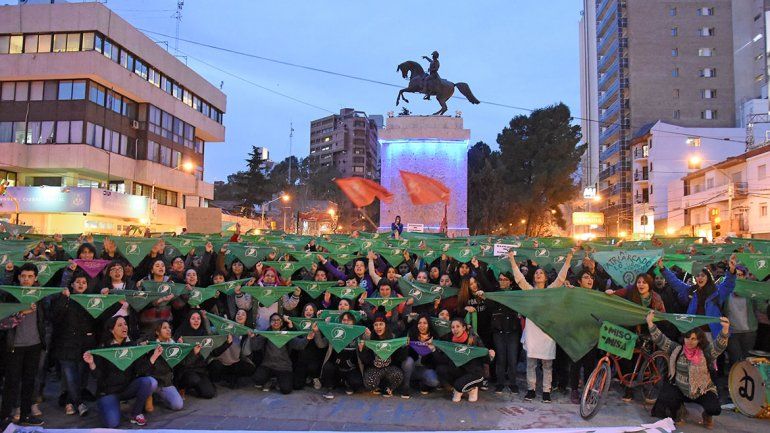 Pañuelazo verde tras la votación en el centro