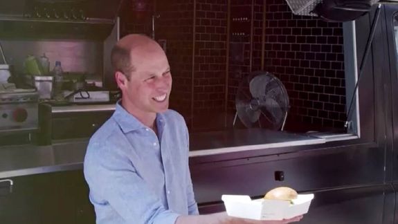 El príncipe William repartió hamburguesas ecológicas en un camión de comida