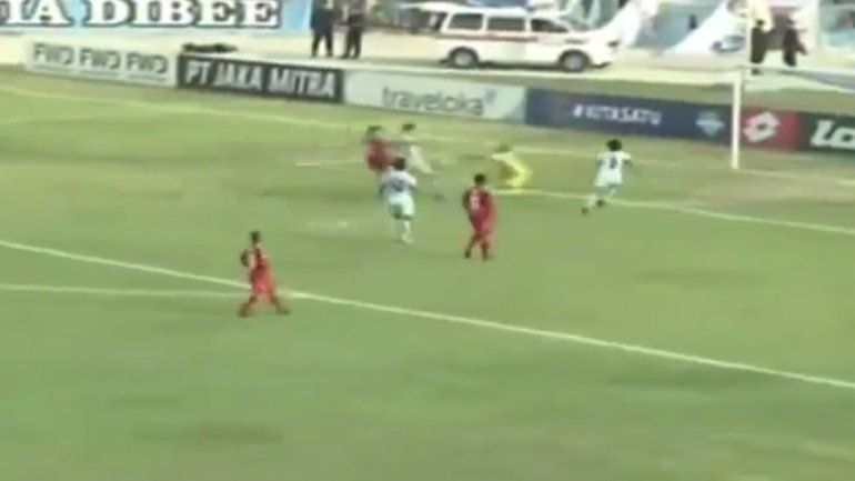 Un arquero murió luego de chocar contra un compañero