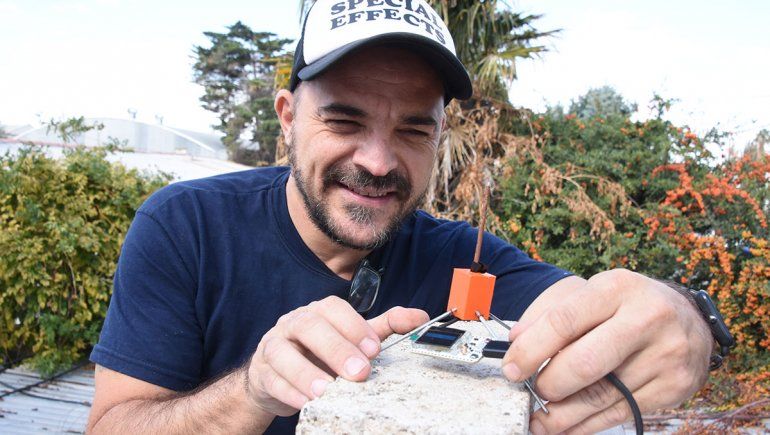 Armó un receptor y puso a Neuquén en la órbita de los satélites de bajo costo