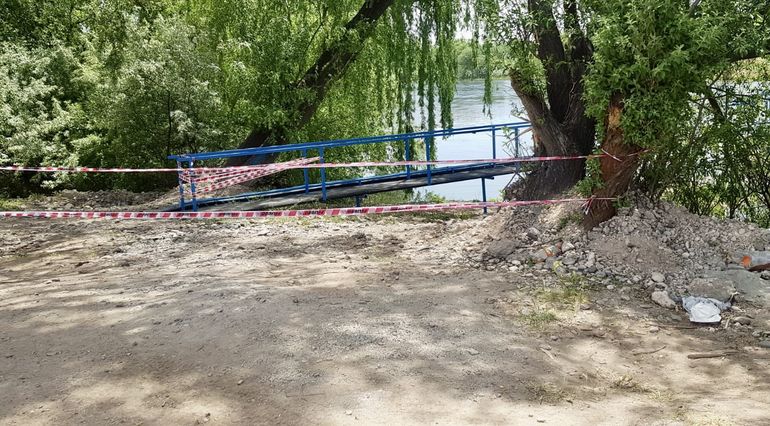 El muelle que lleva al bombeo de agua en el río Neuquén, en la calle 0.