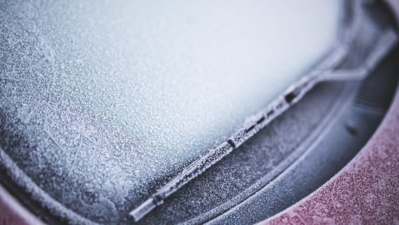 En el apuro por remover la escarcha, un error puede dañar el parabrisas y otras piezas del auto. Foto: Freepik.