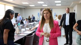 La vicegobernadora suspendida Gloria Ruiz se presentó en la comisión investigadora para ejercer su defensa.