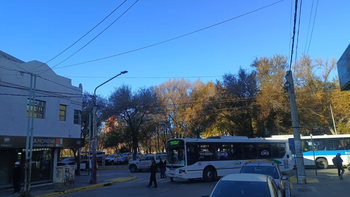 un colectivo choco a una mujer que cruzo la calle en pleno centro y fue trasladada al hospital castro rendon un colectivo choco a una mujer que cruzo la calle en pleno centro y fue trasladada al hospital castro rendon