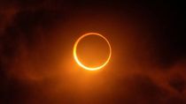 Un eclipse solar total ocurre cuando la Luna se alinea entre la Tierra y el Sol, bloqueando por completo la luz solar durante unos minutos. Un eclipse solar total ocurre cuando la Luna se alinea entre la Tierra y el Sol, bloqueando por completo la luz solar durante unos minutos.