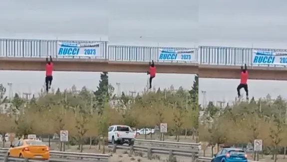 Un hombre colgaba sobre un puente peatonal y automovilistas lo tuvieron que asistir