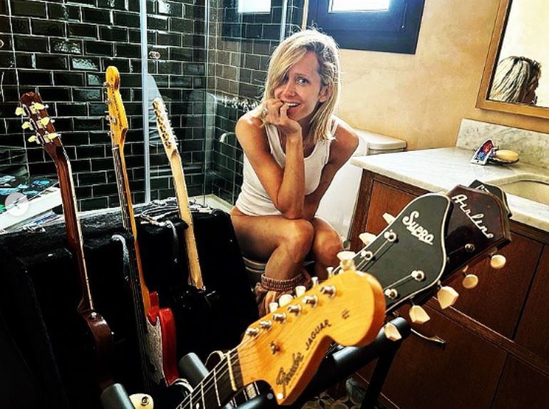 Emanuel Ortega entró al baño sin golpear y le sacó una insólita foto a Julieta Prandi. Emanuel Ortega entró al baño sin golpear y le sacó una insólita foto a Julieta Prandi.