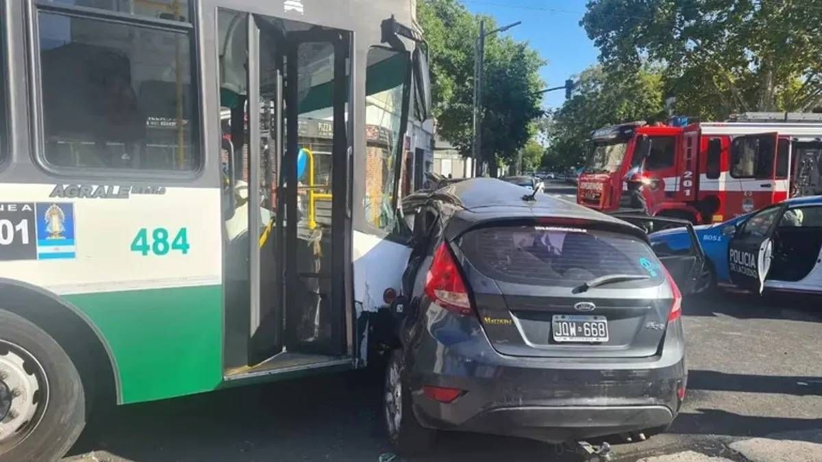 Buenos Aires: violento choque entre un colectivo y un auto dejó 25 heridos