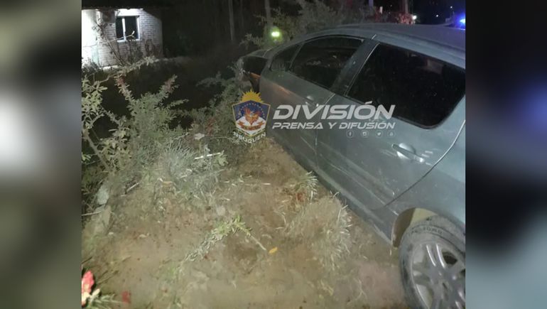 Conductor borracho tiró abajo un cerco y terminó en el patio de una casa