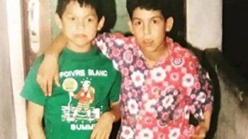 Tevez con su mejor amigo de la infancia, que fue por mal camino y murió de manera trágica. Tevez con su mejor amigo de la infancia, que fue por mal camino y murió de manera trágica.