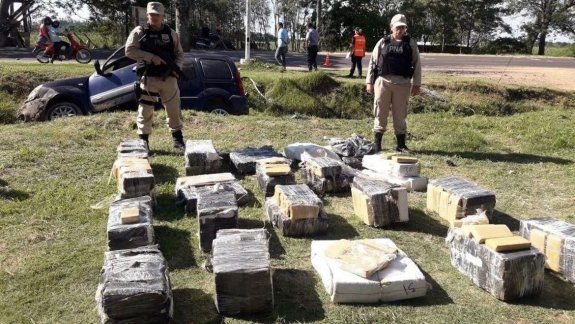 Cayó un policía con su camioneta llena de droga