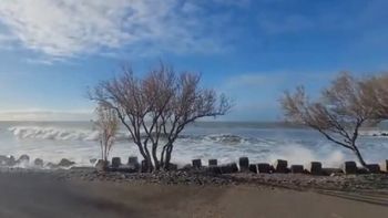 Olas sobre la costa en Playa Unión, el viernes 28 de junio, cuando quedó al descubierto un pozo ciego en medio de la arena. Olas sobre la costa en Playa Unión, el viernes 28 de junio, cuando quedó al descubierto un pozo ciego en medio de la arena.