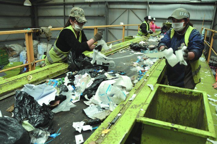 Los grandes edificios del área céntrica depositan los residuos domiciliarios en contenedores.