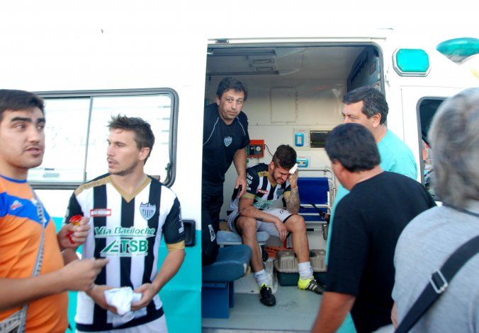 Vera fue uno de los jugadores cipoleños que debió ser asistido por la ambulancia dentro del campo de juego.