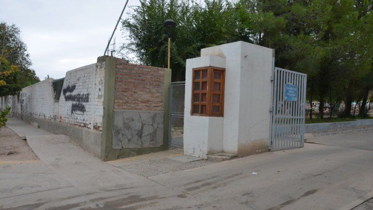 El acceso al cementerio de El Progreso.