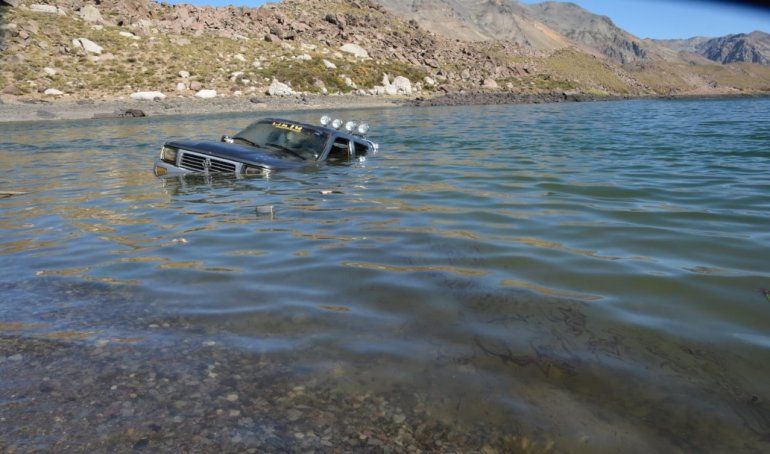 Alerta: una 4x4 cayó en una laguna y generó una crisis ecológica en el norte neuquino