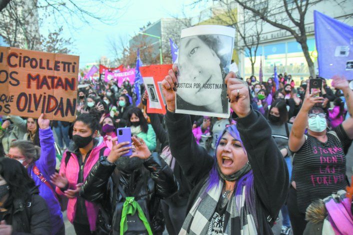 Cientos de vecinos se manifestaron en las calles de Cipolletti en reclamo de Justicia por el femicidio de la joven Agostina Gisfman.