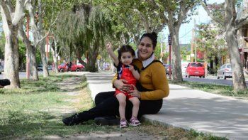 Celia junto a su hijita Alma en la tarde del sábado. Foto Claudio Espinoza.
