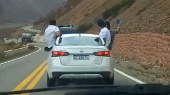 por una selfie, cuatro turistas brasilenos casi ocasionan un accidente en mendoza por una selfie, cuatro turistas brasilenos casi ocasionan un accidente en mendoza