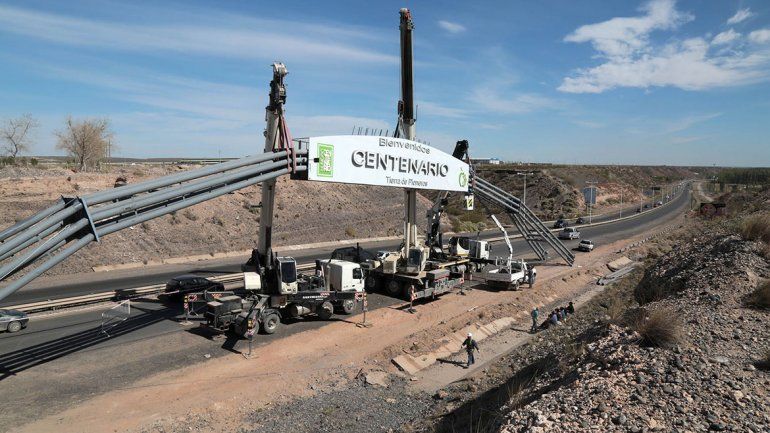 Todo listo para otro intento de colgar el arco de Centenario