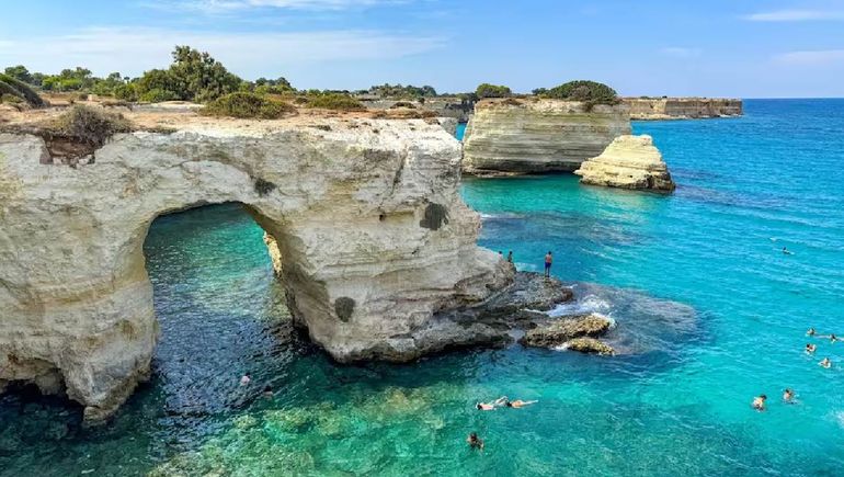 El incónico arco de piedra caliza se derrumbó como consecuencia de las tormentas que azotan el sur de Italia.