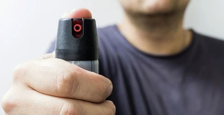 El empleado le arrojó gas pimienta. El empleado le arrojó gas pimienta.