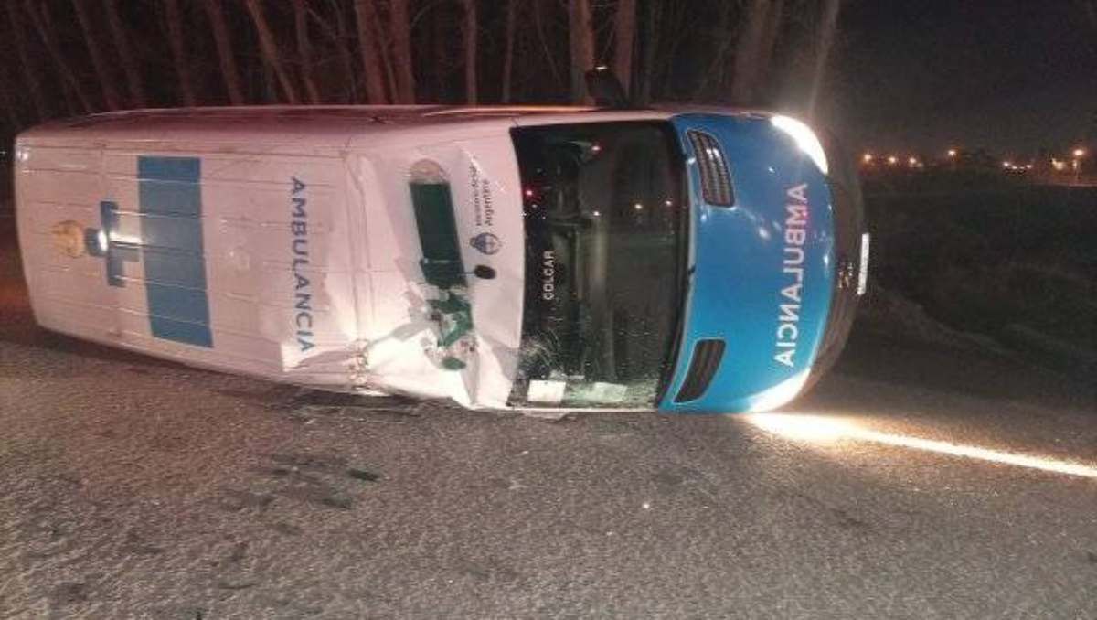Video: impresionante choque a una ambulancia en Ruta Chica