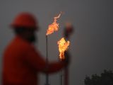Imagen de archivo. Un trabajador toma medidas frente a las antorchas de gas en la planta Perdiz de la empresa estatal de energía Petróleos Mexicanos (Pemex), que no puede procesar los grandes