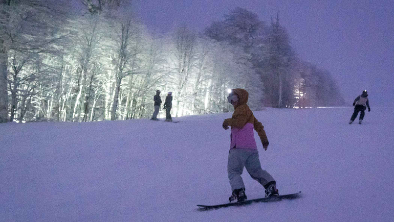 En fotos, Chapelco esquió de noche con una gran nevada
