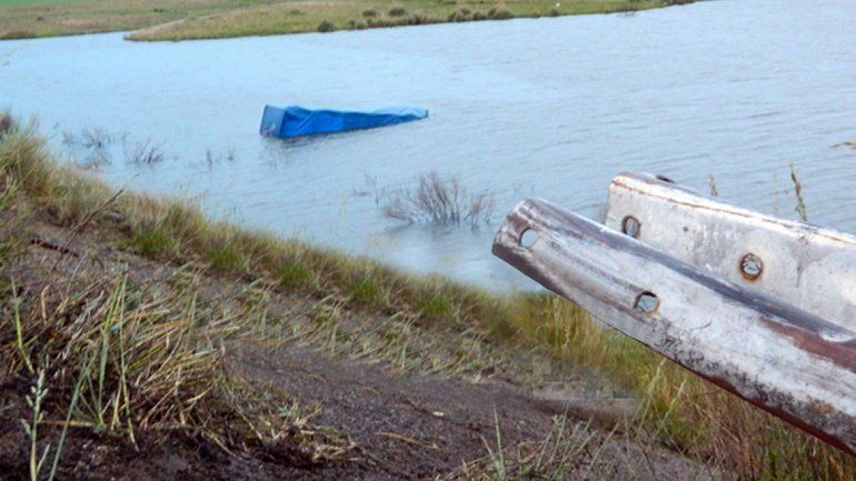 Los bomberos están analizando de qué manera sacarán a flote al camión.
