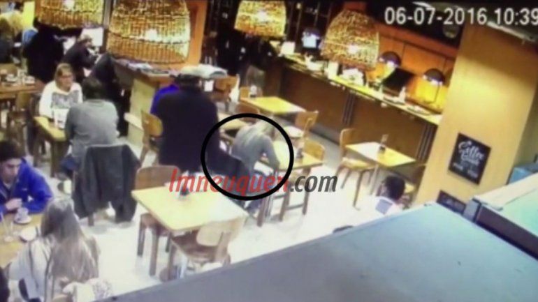 El hombre lleva una bolsa de cartón en la mano para disimular el robo.