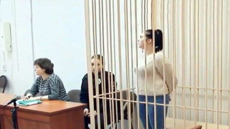 Se fue de gira una semana y mató de hambre a su hija