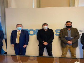 El diputado Máximo Kirchner junto a referentes del sector de los biocombustibles.  