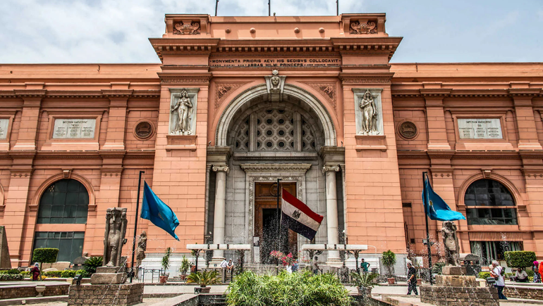 Egipto publica fotos de un papiro que tiene 16 metros