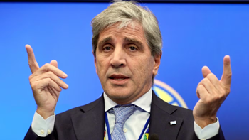 Luis Caputo arriesga credibilidad ante el mercado para evitar males mayores Luis Caputo arriesga credibilidad ante el mercado para evitar males mayores