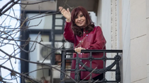 cristina kirchner presa con domiciliaria: ¿puede salir o no al balcon de su casa?