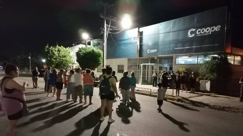 Nuevo reclamo de los vecinos de Plottier por los cortes de luz. | LM Neuquen Nuevo reclamo de los vecinos de Plottier por los cortes de luz.