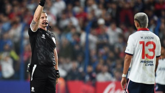 Daronco está considerado uno de los mejores árbitros de Sudamérica por Conmebol, pero sus actuaciones no dicen lo mismo.&nbsp;