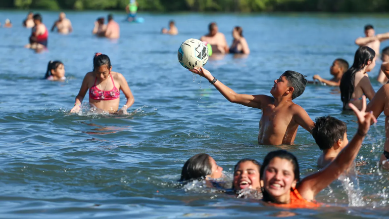 Desde Salud recomiendan extremar las medidas de prevención como no exponerse al sol de 10 a 17 horas.