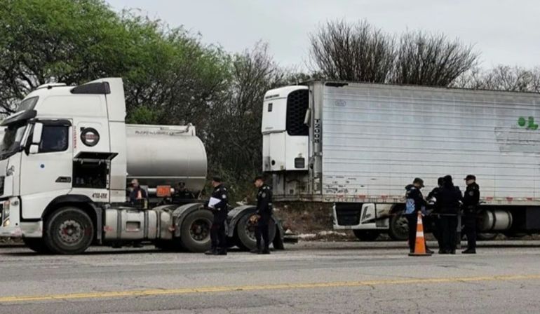 El camión quedó secuestrado mientras investigan la falla que provocó el descenso del acoplado. (Foto: El Tribuno)