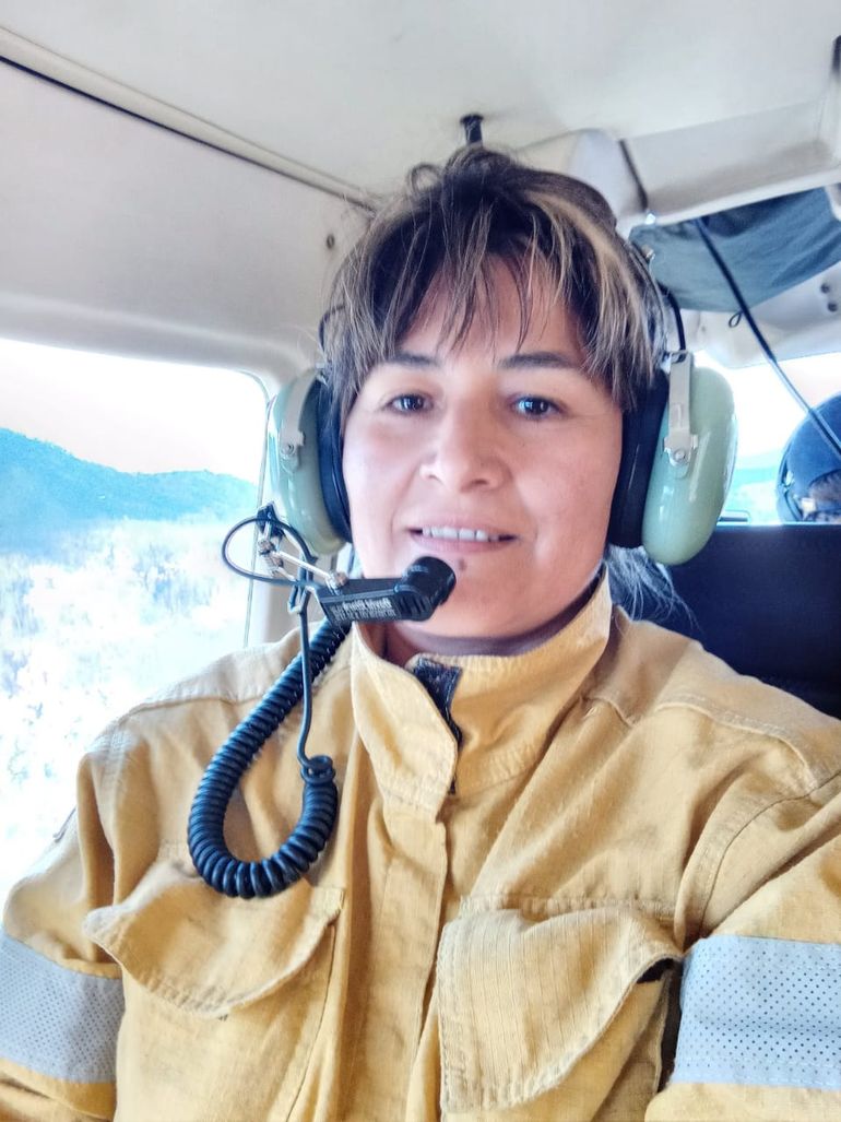 La bombera María Elena Ibarra tiene 49 años y fomenta la participación de mujeres y jóvenes aspirantes para ingresar al cuartel. La bombera María Elena Ibarra tiene 49 años y fomenta la participación de mujeres y jóvenes aspirantes para ingresar al cuartel.