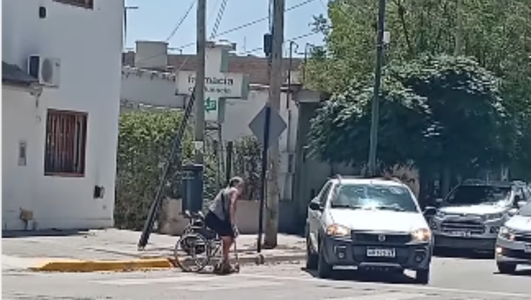 La mujer pide dinero desde una silla de ruedas a los vecinos del barrio.&nbsp;