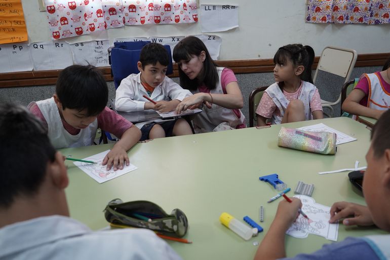 “En la diversidad aprendemos. No podemos no dar respuestas donde hay derechos. Si la accesibilidad no está, tenemos que gestionarla. No sólo eso, tenemos que conseguir lo mejor para todos los estudiantes. Por eso el trabajo de la seño Laura es increíble, porque hay una voluntad de hacer. Hay una planificación constante de estrategias para que el contenido puedan comprenderlo y les sirva a todos”, explicó la directora de la institución, María Calamandrei. “En la diversidad aprendemos. No podemos no dar respuestas donde hay derechos. Si la accesibilidad no está, tenemos que gestionarla. No sólo eso, tenemos que conseguir lo mejor para todos los estudiantes. Por eso el trabajo de la seño Laura es increíble, porque hay una voluntad de hacer. Hay una planificación constante de estrategias para que el contenido puedan comprenderlo y les sirva a todos”, explicó la directora de la institución, María Calamandrei.