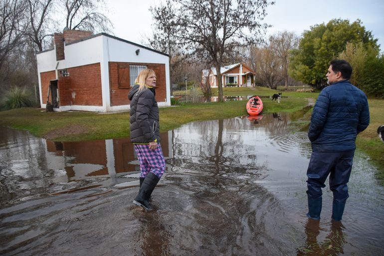 Wanda Nurnberg vive hace 20 años en la costa del río Neuquén. En su condominio familiar el agua llegó a sus casas pero bajó. Igual no puede salir de la isla. Wanda Nurnberg vive hace 20 años en la costa del río Neuquén. En su condominio familiar el agua llegó a sus casas pero bajó. Igual no puede salir de la isla.