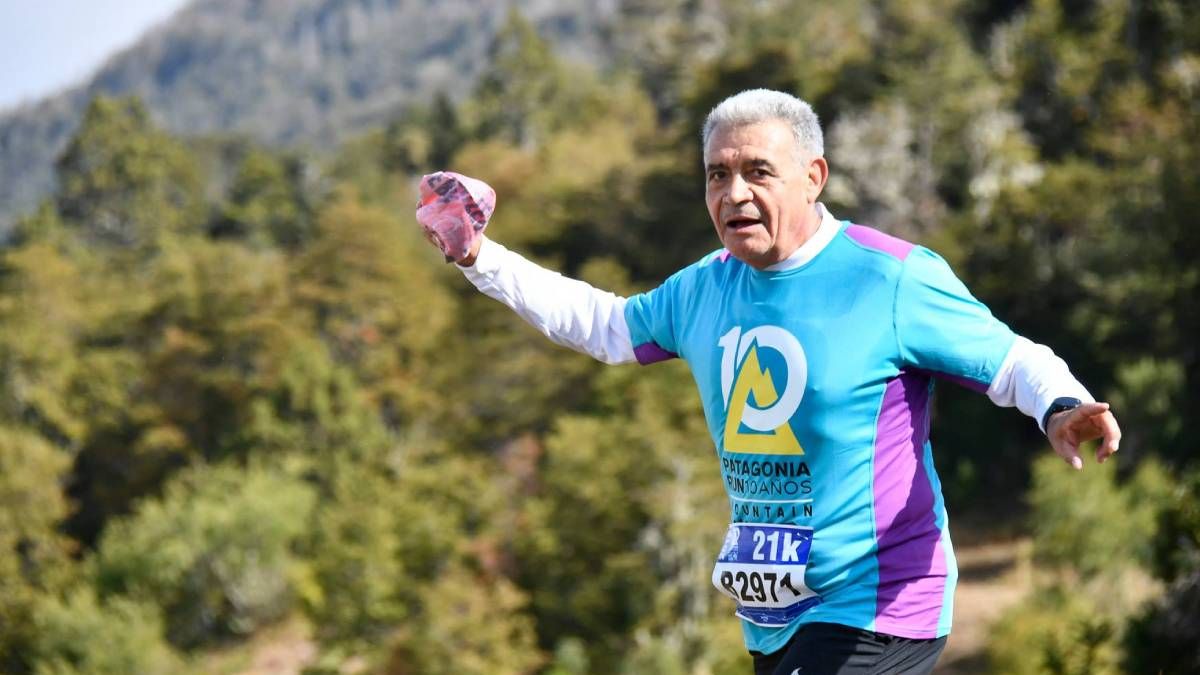 El neuquino de 71 años que lleva dos décadas corriendo maratones por el mundo thumbnail