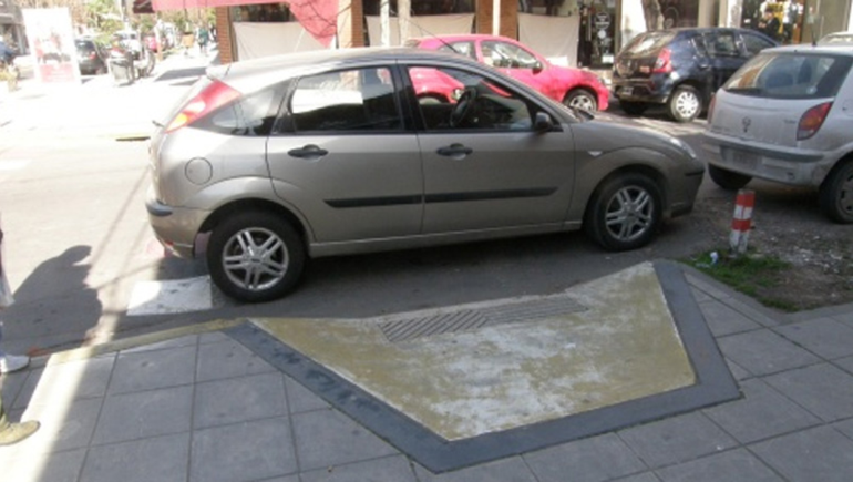 Vecinos pueden tomar fotomultas de vehículos que bloqueen rampas o estacionen en lugares reservados.
