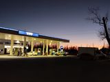 Se trasladaban al hospital de Plottier y tuvieron que cambiar la cubierta del auto en la YPF