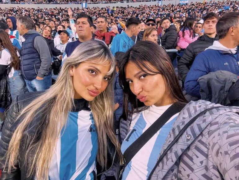 La Justicia inhibió las cuentas bancarias de la influencer y de su hermana, acusadas de estafar a con las entradas del partido Argentina-Brasil.