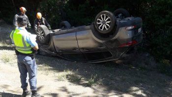 cuatro turistas chilenos perdieron el control y volcaron en la ruta 40